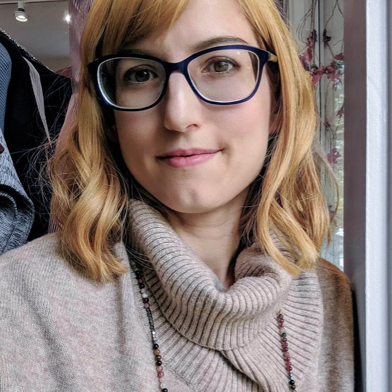 profile picture of woman wearing glasses